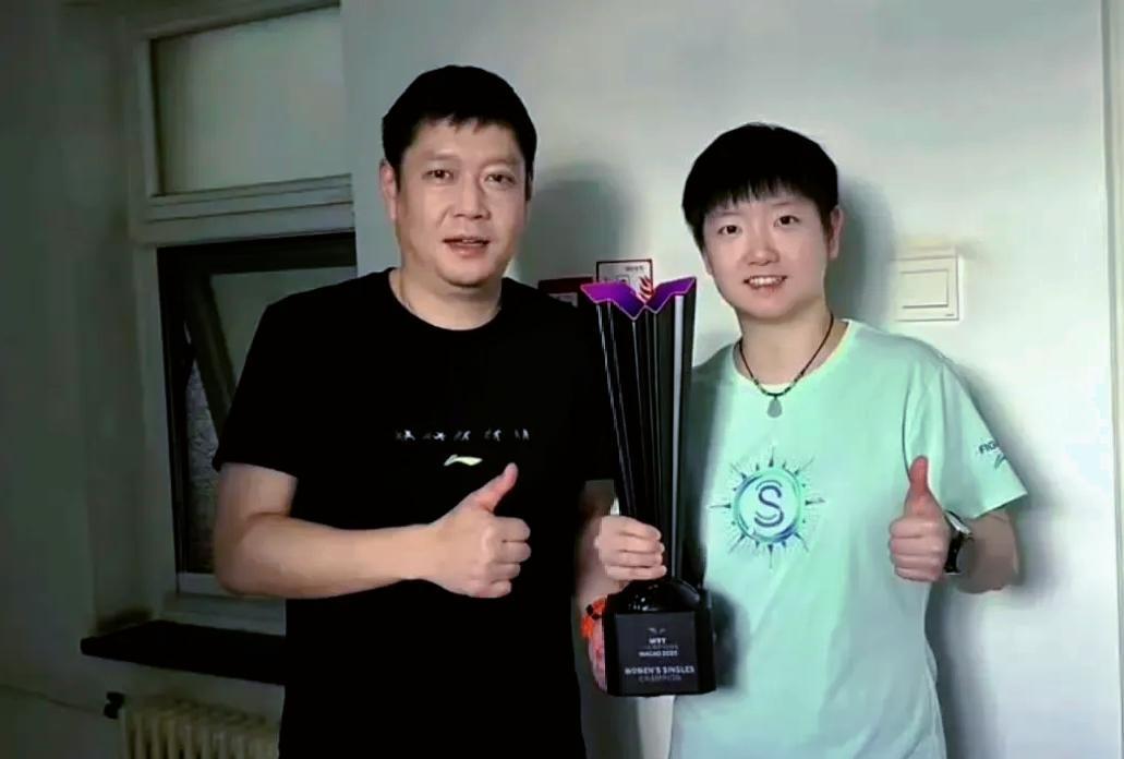 Coco如果再不发合照，很多人心里都该蛐蛐了：这老太阳是要闹哪出啊？该说不