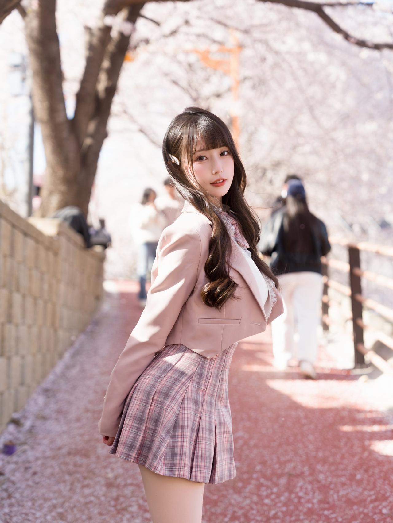 樱花树下，少女轻笑，春日暖阳洒满心间。甜美小仙女的穿搭分享唯美的美照女人怎么