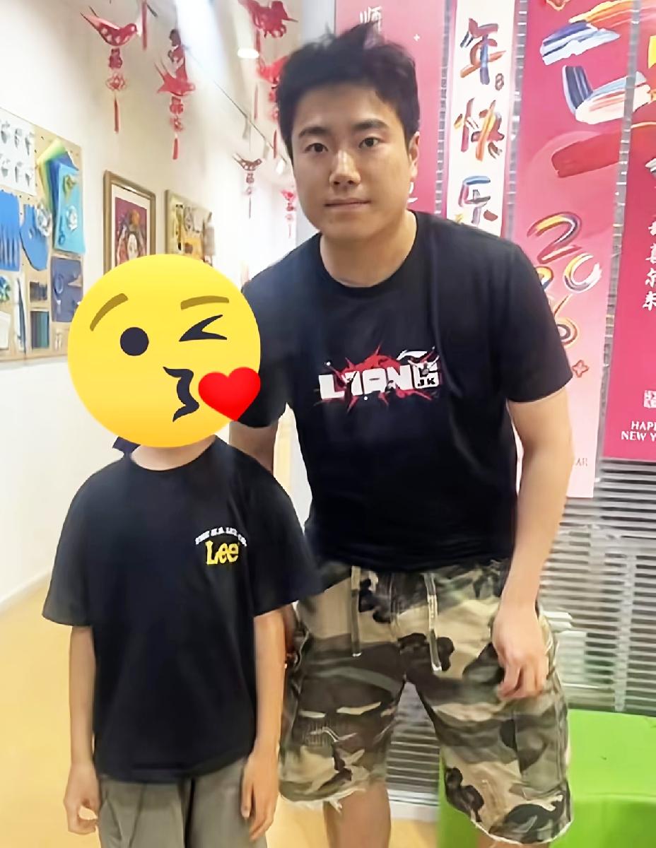 梁副队陪凉皮开学校运动会，凉皮又是骄傲的一天。话说甜甜绝对是个好爸爸，能陪