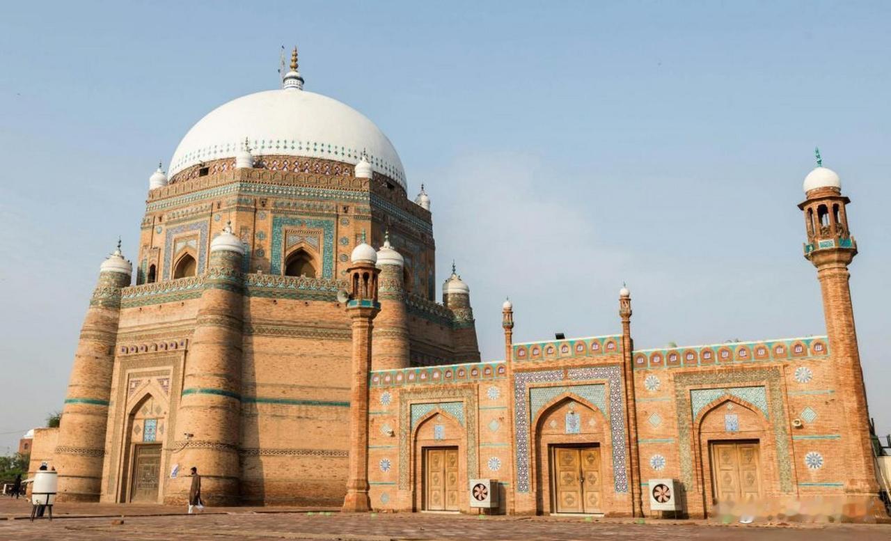 阿富汗和巴基斯坦的关系眼下陷入了“恐怖袭击-跨境空袭”的死循环，短期内紧张态