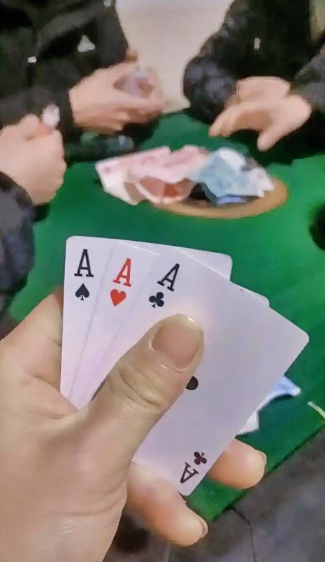 江苏，一男子与2个牌友“炸金花”，却发现对方似乎每次都能猜到他的牌，男子输了22