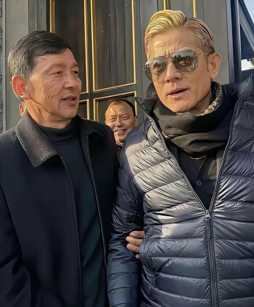 右边是大名鼎鼎的天王郭富城60岁左边是郭富城的老丈人方国梁58岁艺人真会保养