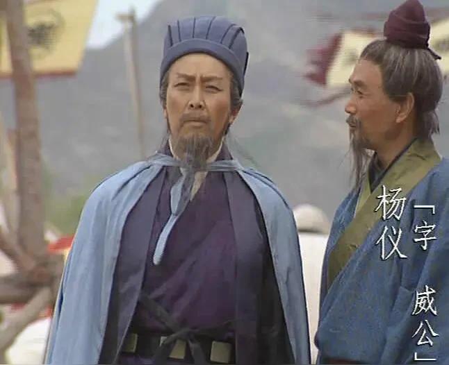 诸葛亮临终前，明明告诉杨仪让姜维断后，可诸葛亮一死，杨仪却偏偏要安排魏延断后。