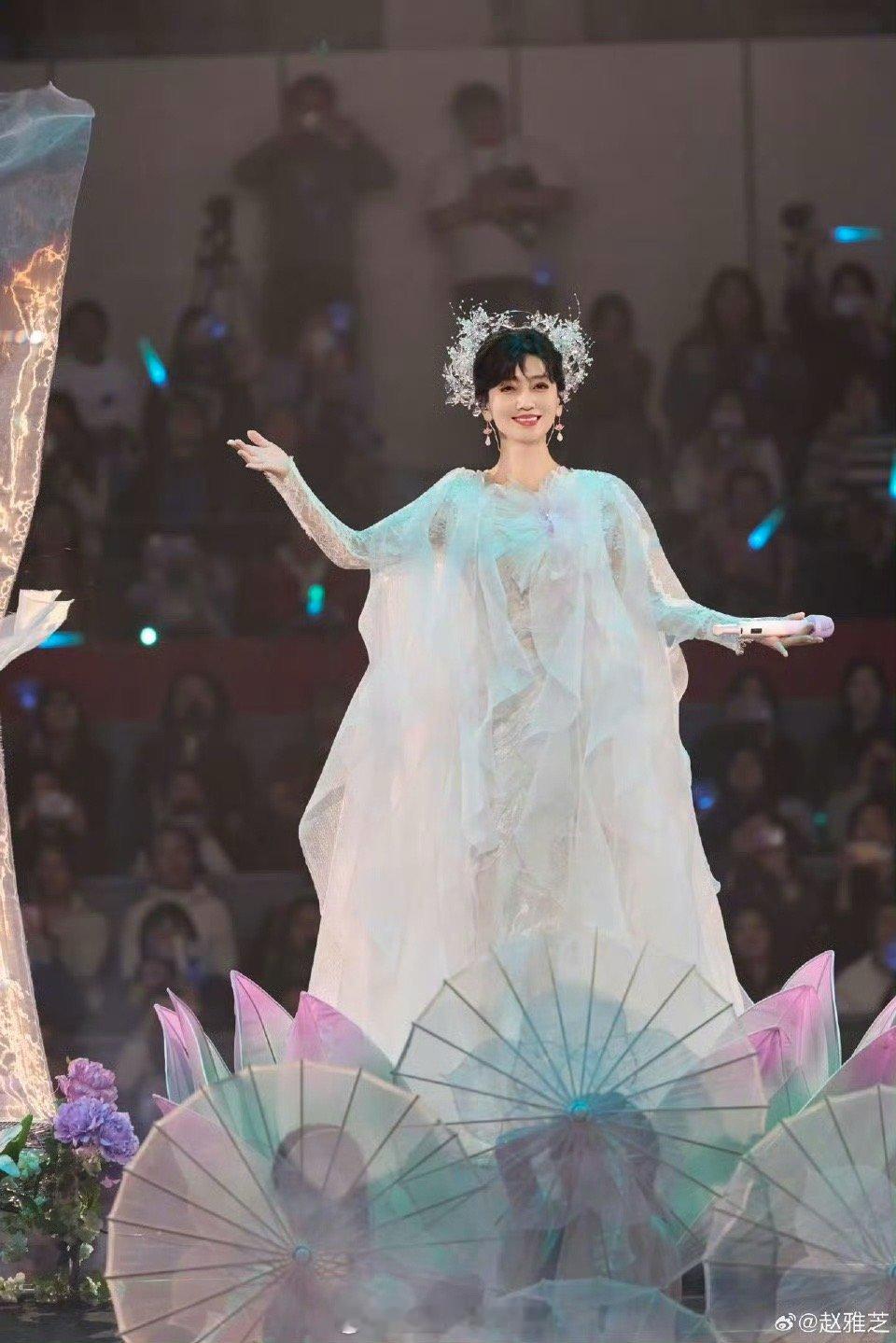 陈丽君赵雅芝叽里咕噜说啥呢想听破次元壁名场面！陈丽君和赵雅芝凑一块儿低头密语，