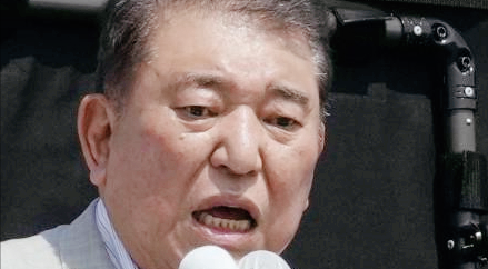 最近，日本前首相石破茂在街头演说时突然炮轰中国，有人将中国指责为正在协助俄罗斯