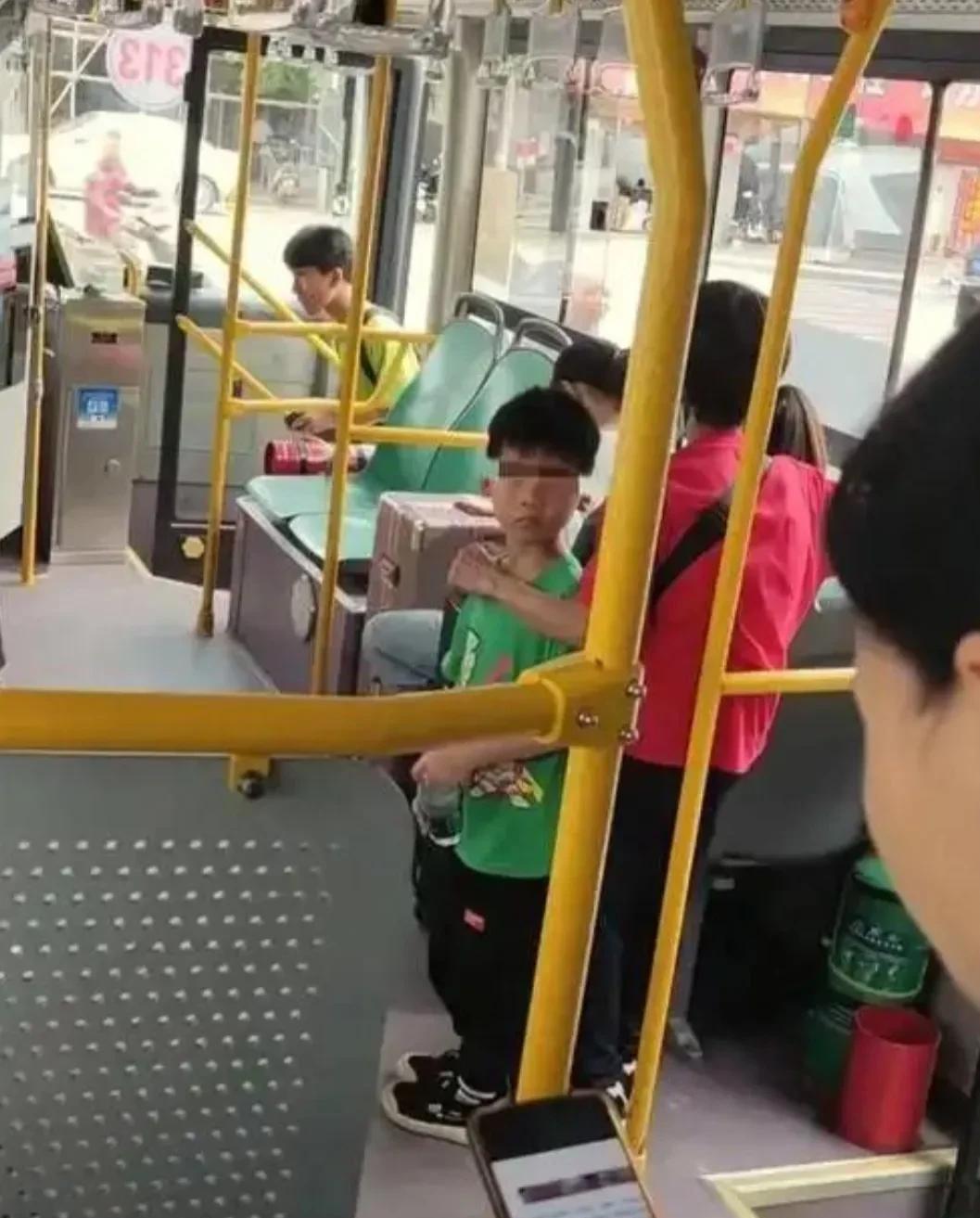 当老师就看不惯公共场所没有规矩的熊孩子。熊孩子没教养，都是大人
