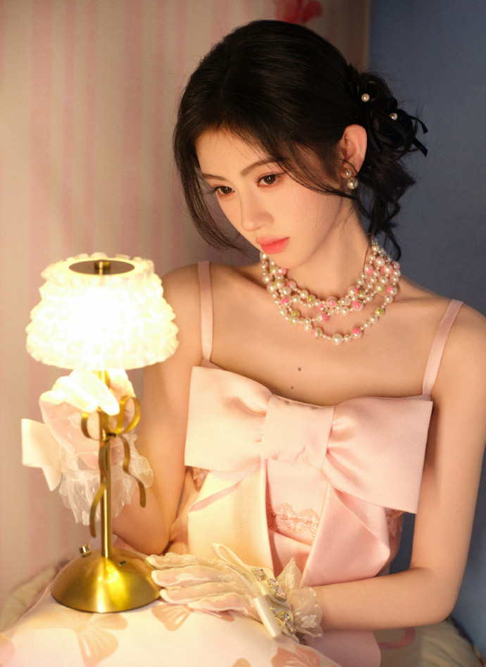 1.鞠婧祎这两年的影视资源都是资方看中她身上的流量外加没什么负面消息才给的，要真