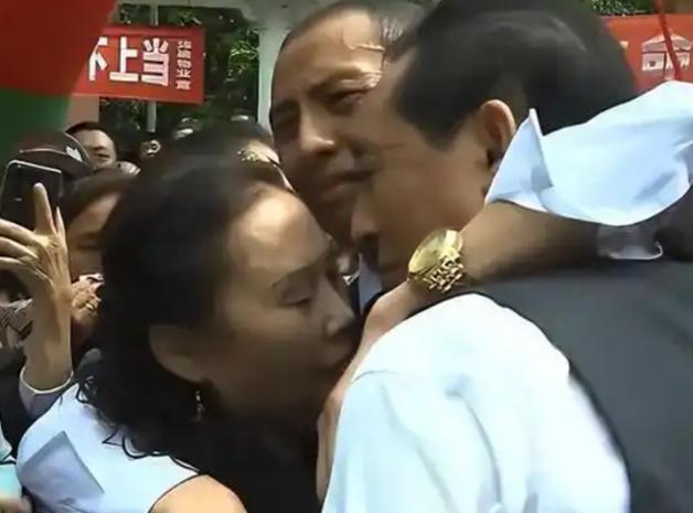 全网泪目！富豪家的两岁儿子意外被拐，失踪32年后终于被找到，却发现亲生儿子一直在