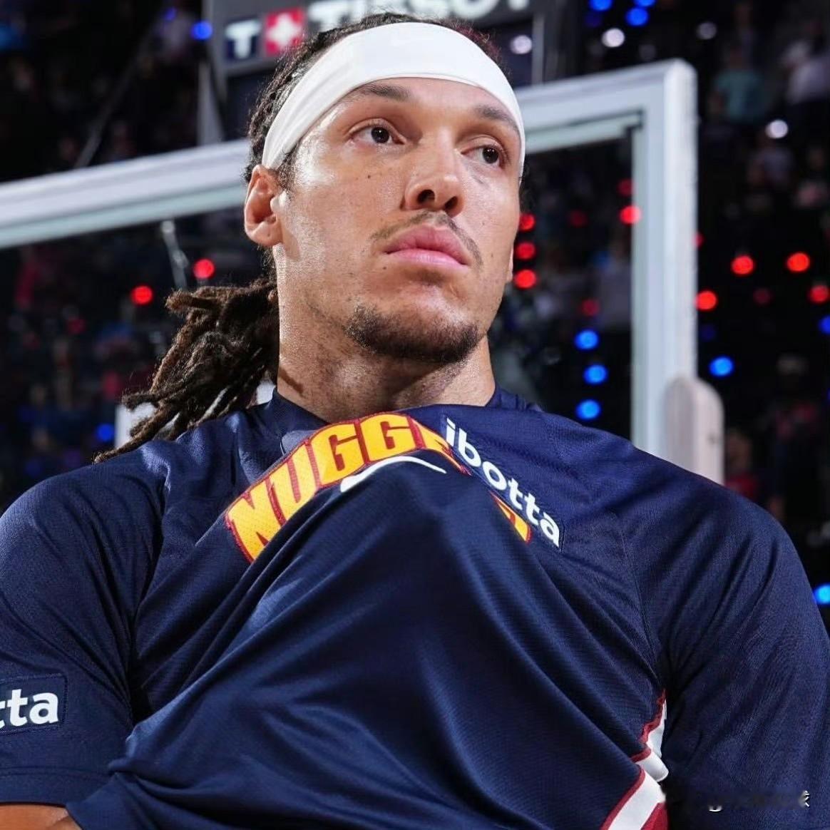 戈登旧伤复发！库里季后赛不复出是对的！据权威记者Shams报道：掘金队主力前