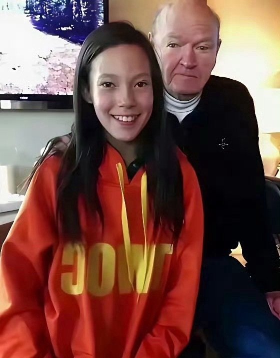 谷爱凌原来她天生的头发是黑色的，眼窝也是化妆的。只是她平时那种“混血感”太深入人心了，以至于大家默认