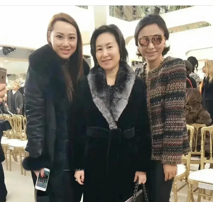 这件衣服何超琼穿了30年！她是赌王子女里面最好看的一个，也是最痴情的一个。