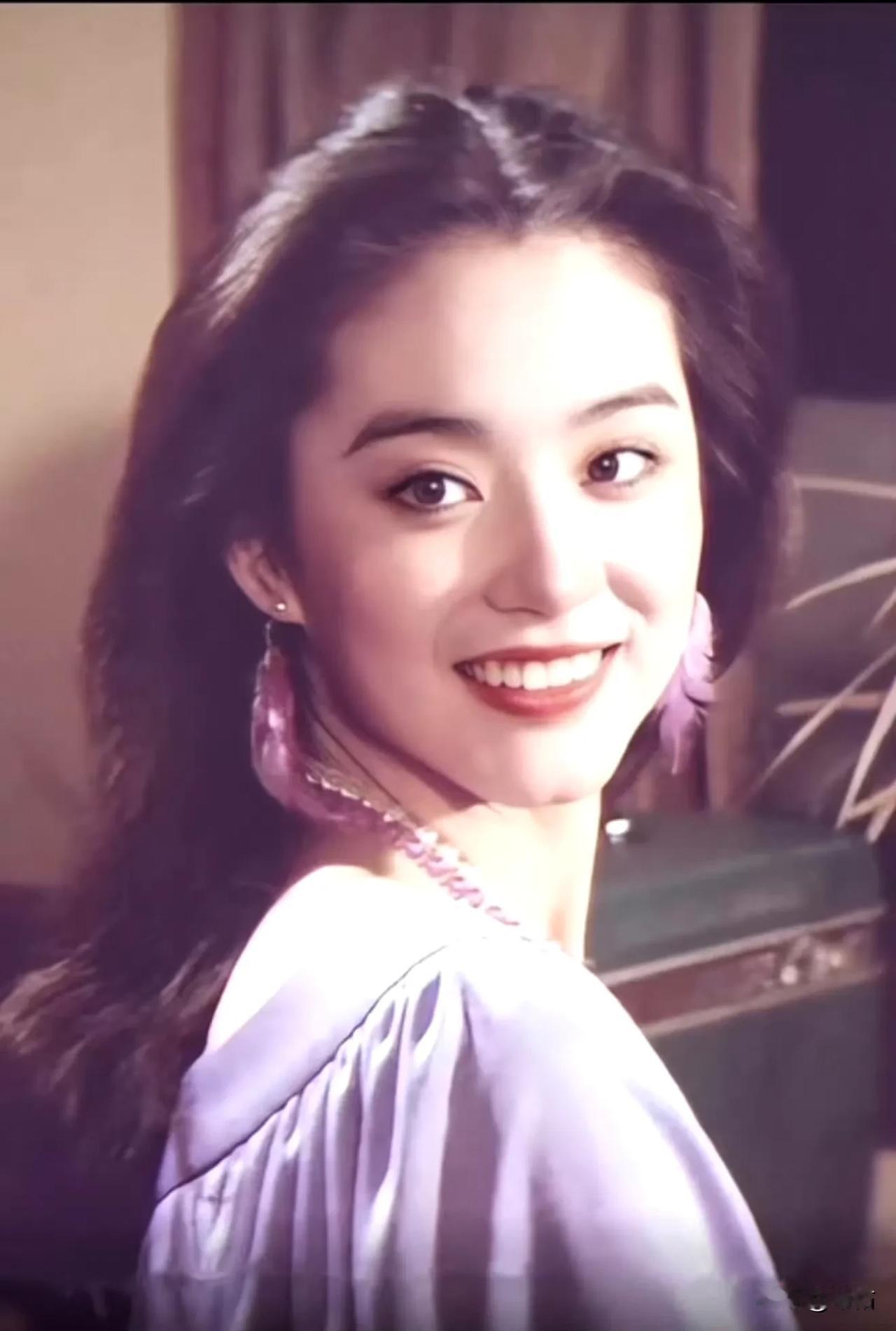 回眸一笑百媚生，给我的感觉是春风化雨，一切都那么美好。