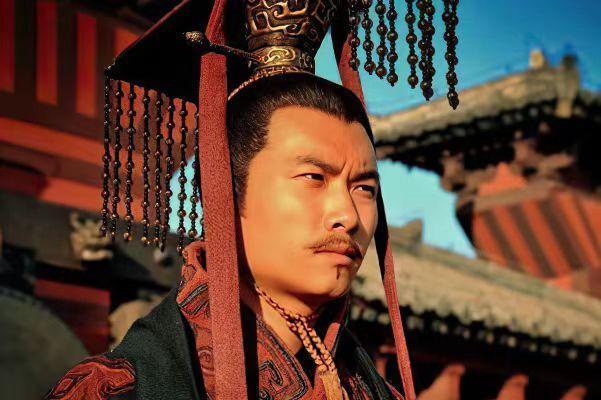 说起曹操，很多人第一反应是“奸雄”两个字。但若说到他一生最难解的谜题，非“传位给