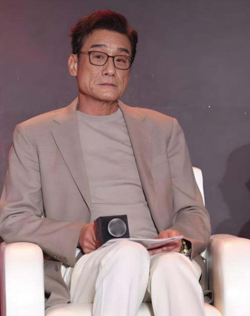 某次访谈中，年近七旬的梁家辉被主持人问道：“你现在身家百亿、财富自由，为什么还不