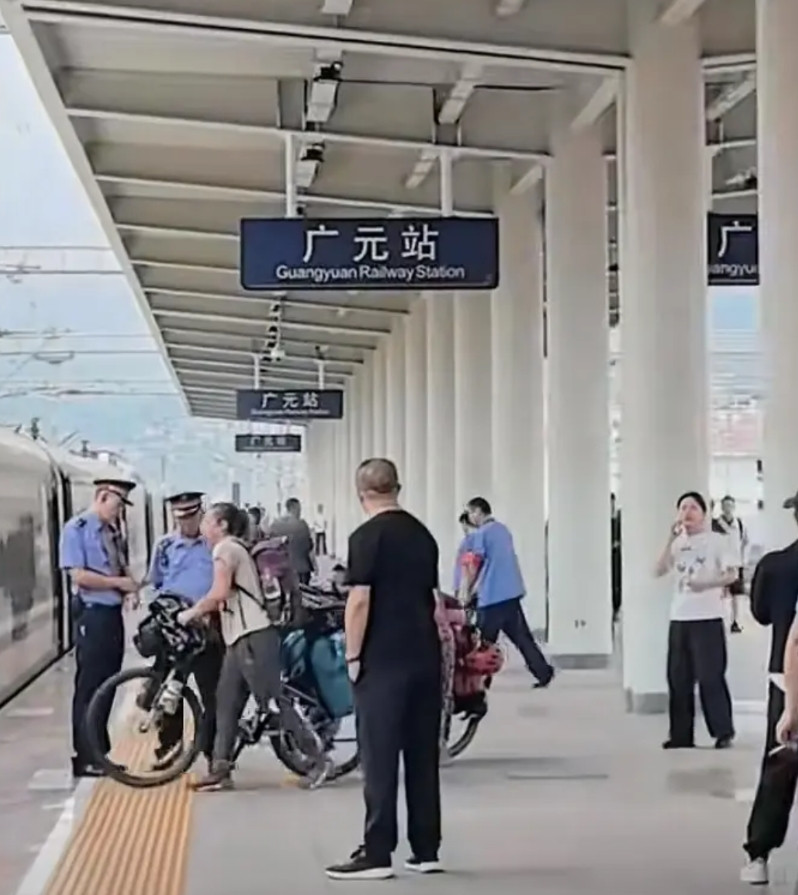 自行车上高铁，外国人为什么搞特殊？怎么过的安检，对外国人就软了吗，都什么时候了还