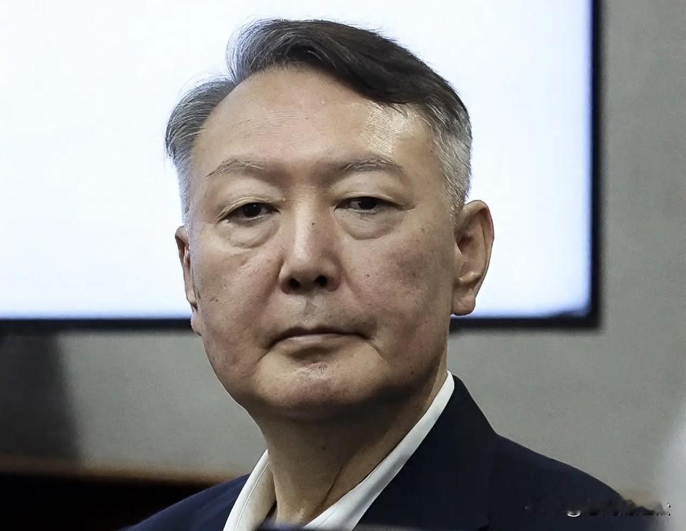 尹锡悦可能是怕了，见狱警真要动手，主动要求接受今天特检组的传唤调查！拘留所通知
