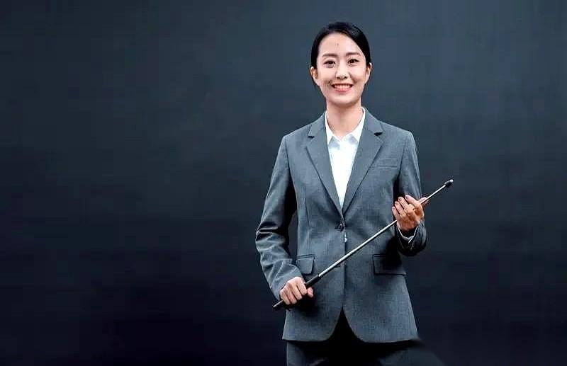 你去衙门办事，对窗口里的人点头哈腰。你去医院看病，对穿白大褂的客客气气。可偏