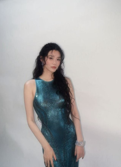 家人们，奚梦瑶在Vogue红毯简直是颜值和造型的双重暴击！她身着波光流转的深蓝亮