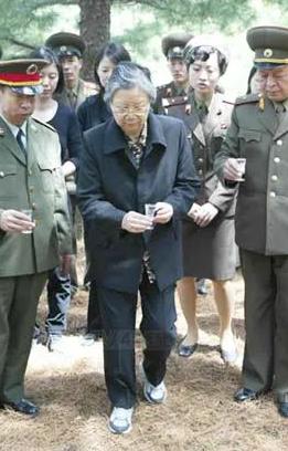 2006年，75岁的刘思齐第五次踏入朝鲜，站在毛岸英当年牺牲的地方，缓缓说道：“