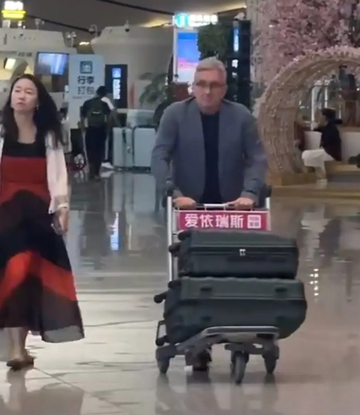伊万正式离开中国，他于北京时间凌晨1点乘飞机前往卡塔尔。一个送机的人都没有，现场