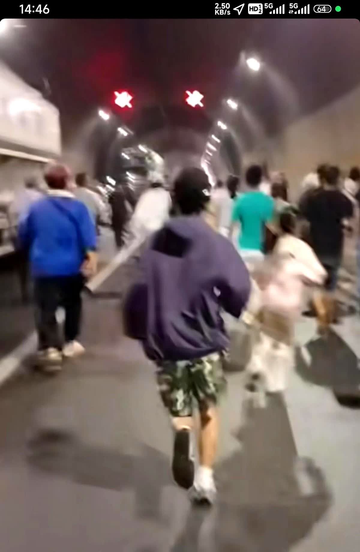四川云顶山隧道车祸现场详细曝光！根据现场逃生群众的描述：6月7号早上8点