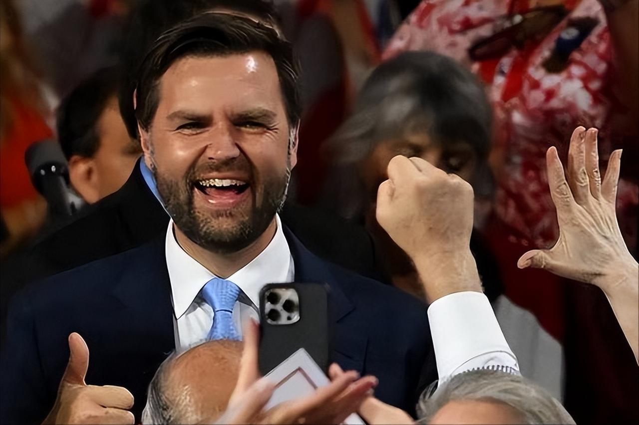 “待命总统”万斯万事俱备只欠东风。万斯现在是:明着抓权、暗备战、随时准备接班。