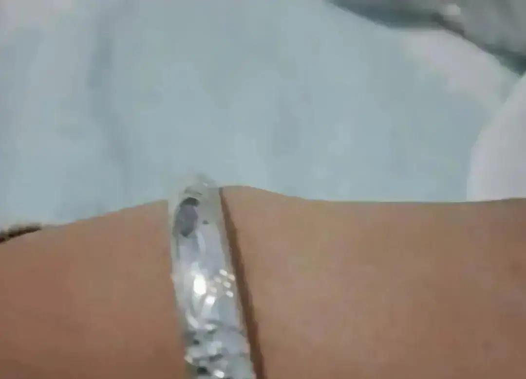 银镯回收价砍半！我当场报警昨天拿30克老银镯去换新款，店员张嘴就给4块2一