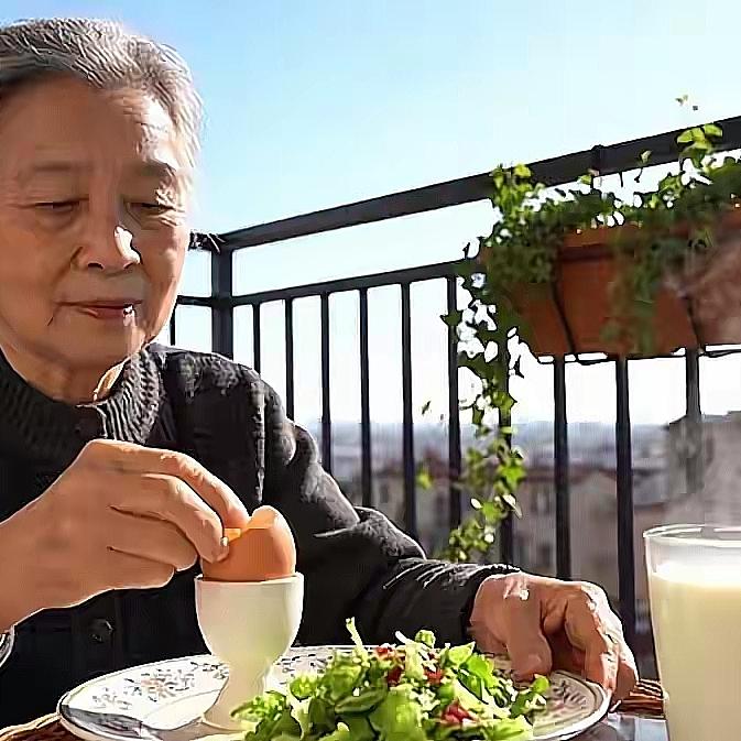 蛋黄还能多吃吗？吃鸡蛋本身就在消耗能量。如果担心胆固醇而只吃蛋白，就浪费了蛋