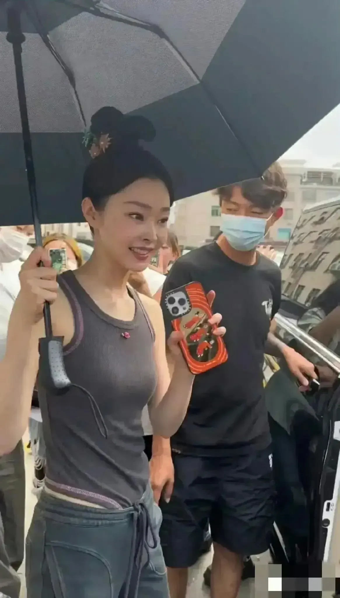 宋轶这个衣服...算了，你们来问吧