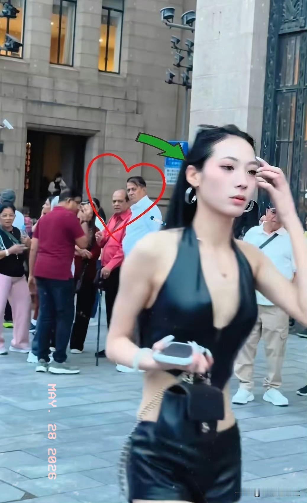 外滩有个女子，被几个一看就没见过啥世面的印度人紧紧盯着，整整盯了30米远。