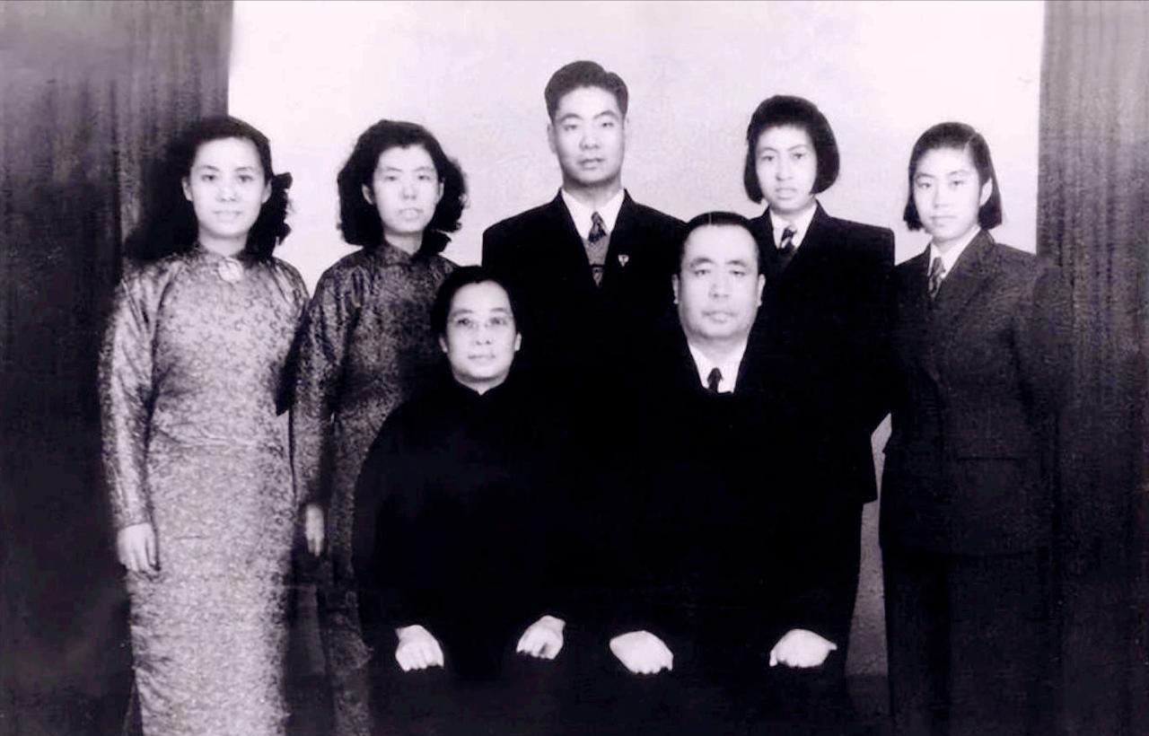 1950年夏，行刑后的马场町刑场，一具具遗体已经开始腐烂。2个青年偷偷过来，在尸