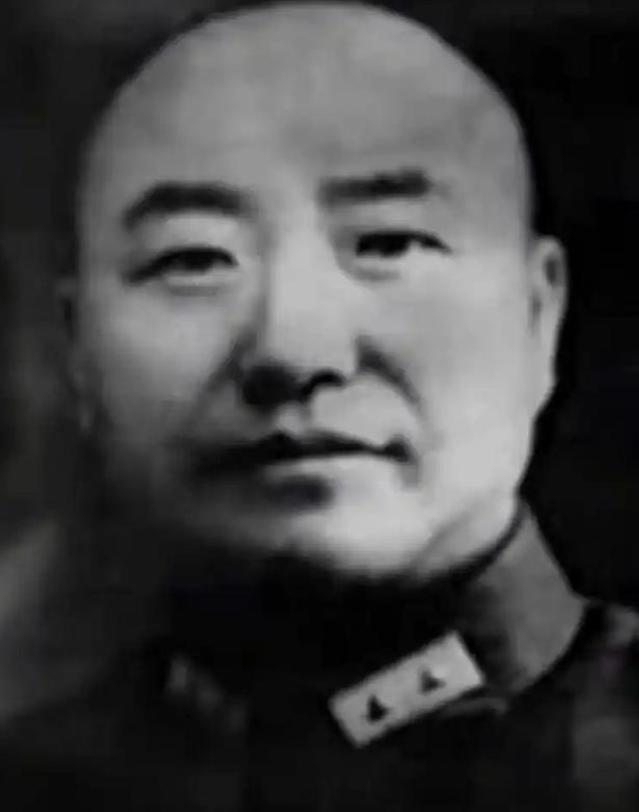 他从兵团司令员降为军长，55年授衔毛主席怒斥道：他不可不授上将。1952年，全军