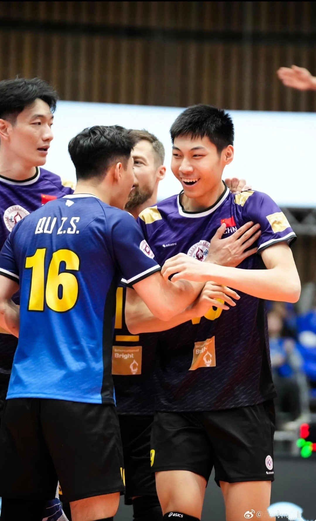 20-25、14-25、20-25，上海男排亚冠首战不敌日本大阪，失利主要有以下几个原因：第一，临时