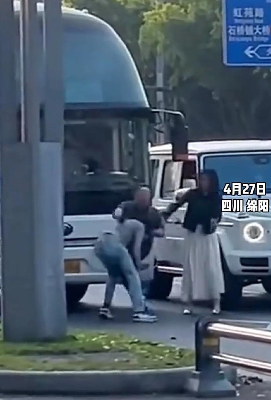 4月27日，四川绵阳。客车司机与小车司机因行车问题，发生了纠纷，两司机下了车。客
