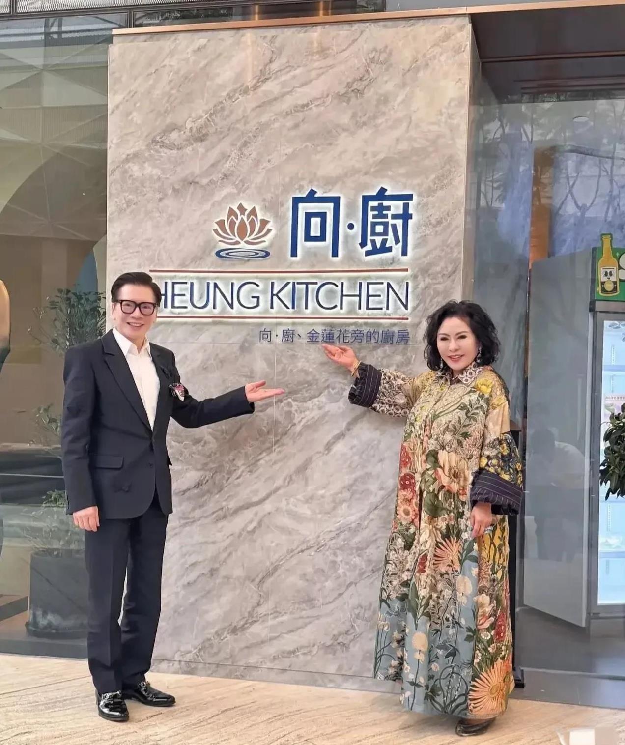 向太这一身花裙子看起来真喜庆，向佐的金发造型还是蛮适合他的，但这一身黑色蕾丝真