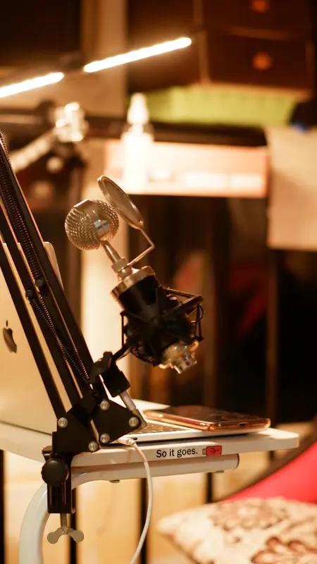 现在给主播打赏的事儿可太常见了。有个42岁大哥，单身还有俩女儿，在直播间对41岁