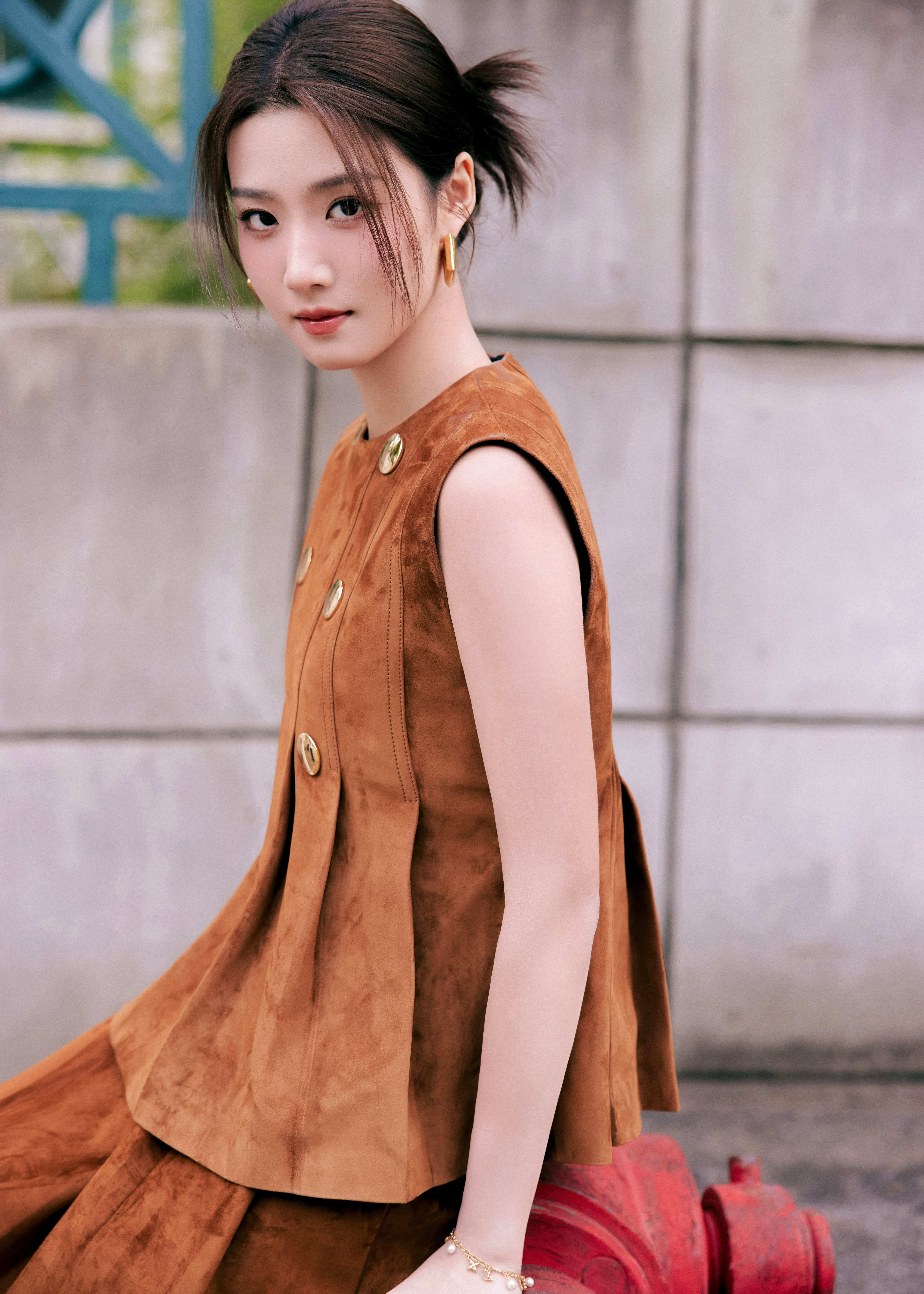 卢昱晓出席LouisVuitton澳门活动造型大片，身着26早春系列时装，再次