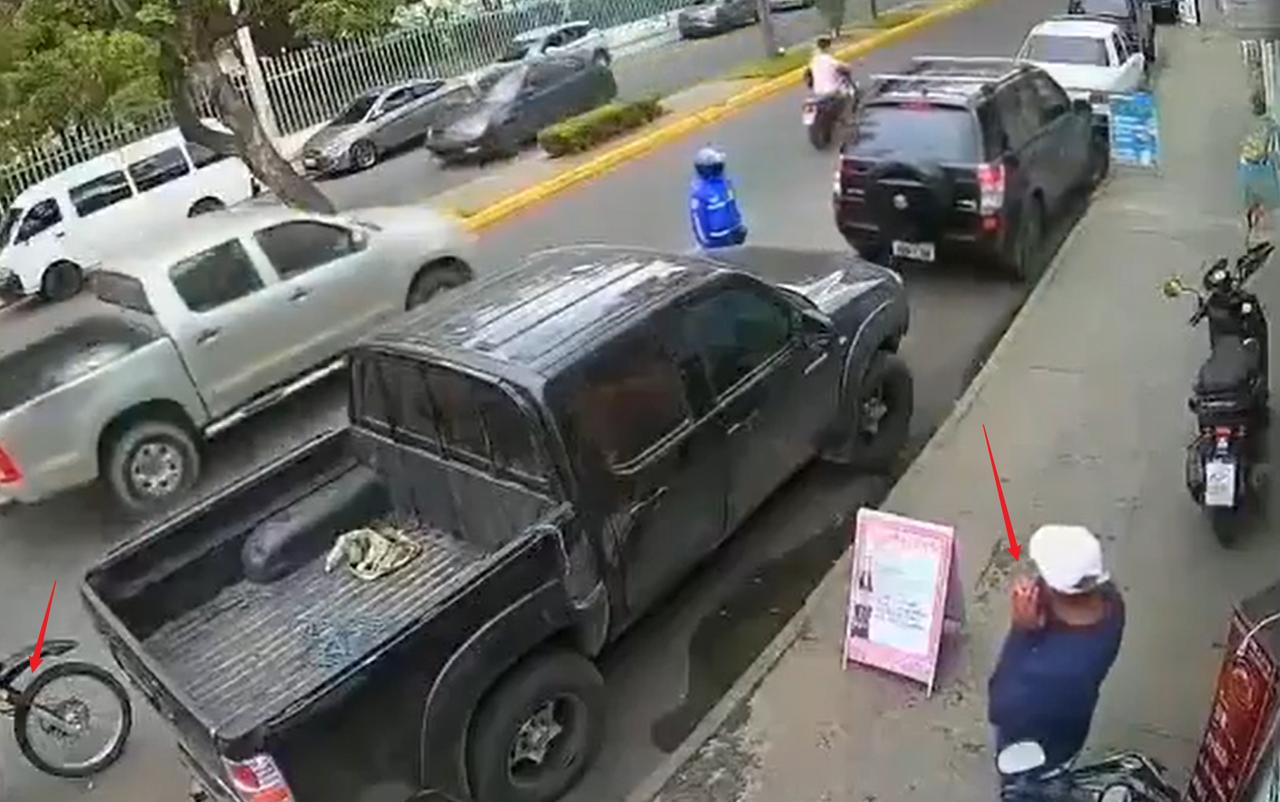 厄瓜多尔的波托維耶霍市一名男子假装打电话，趁机抢劫了一名坐在卡车里的女子。这