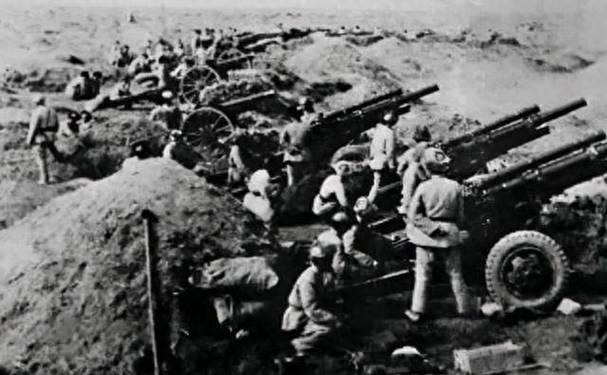 1948年2月，西北野战军打扫战场时，发现一具左胸血肉模糊，半边脸都被炸烂了的国