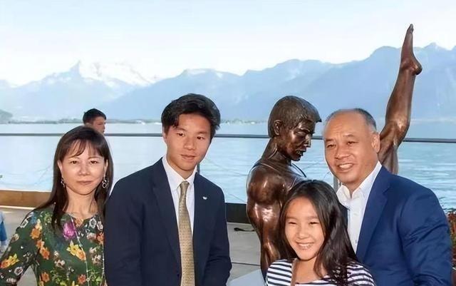 1993年，李宁与陈永妍结婚。可婚后6年两人一直没有孩子，她埋怨李宁：“都怪你不
