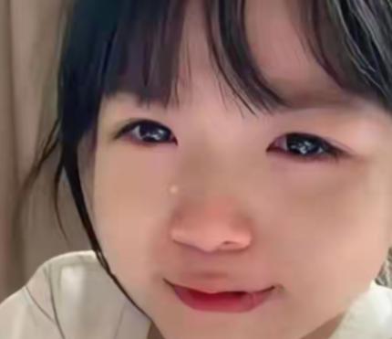 江西九江一个班主任正在办公室批评一个女孩。她问:“你妈妈是做什么工作的?”女孩回