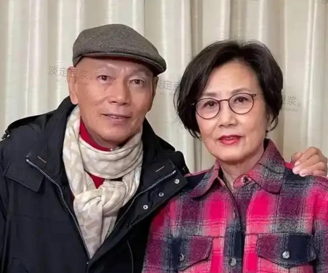 表面看罗家英汪明荃夫妻俩多恩爱，其实仔细看也就那么回事……看最近罗家英说他有病