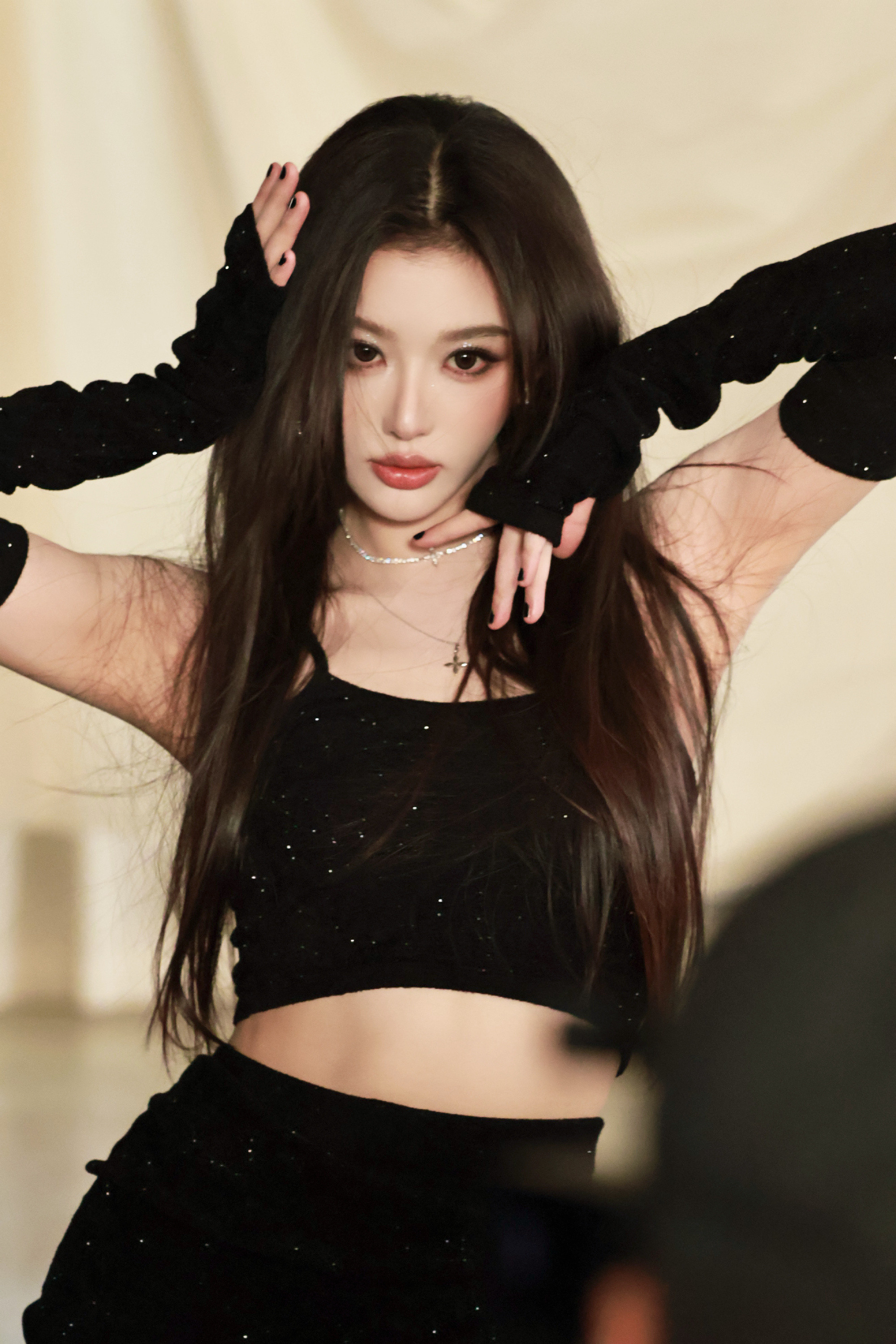 孔雪儿公主造型孔雪儿allblack御姐造型也飒爽有型。