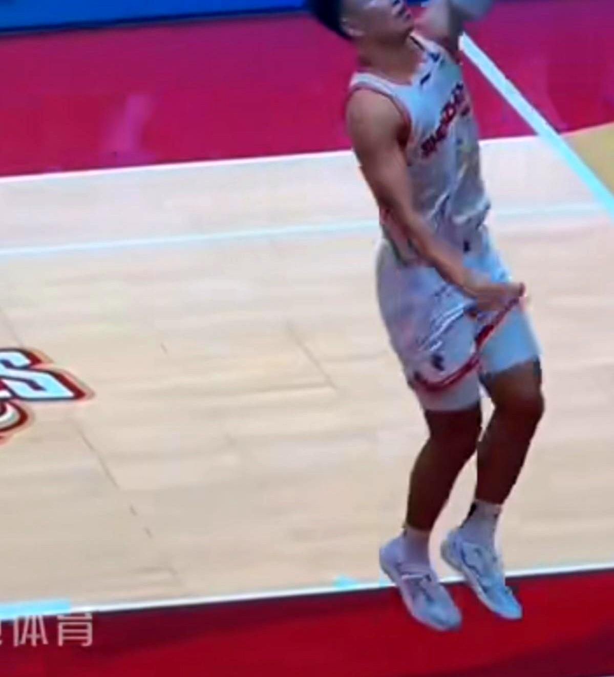 贺希宁这MVP，拿得真有点“莫名其妙”的底气。别看他场下表情搞怪，场上可是真