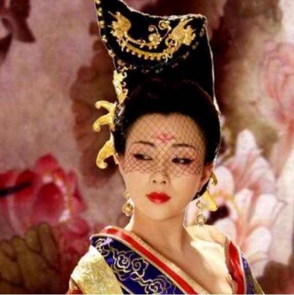 649年，李世民躺在床上奄奄一息，看着25岁貌美如花的武则天，不放心地问：“朕死