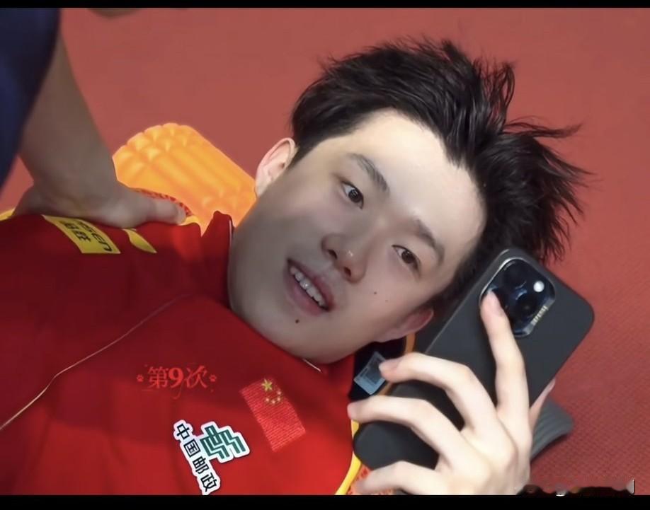 王楚钦居然有美人尖这个男人额头露出来好帅啊！（不是梦女）这个骨相，一笑
