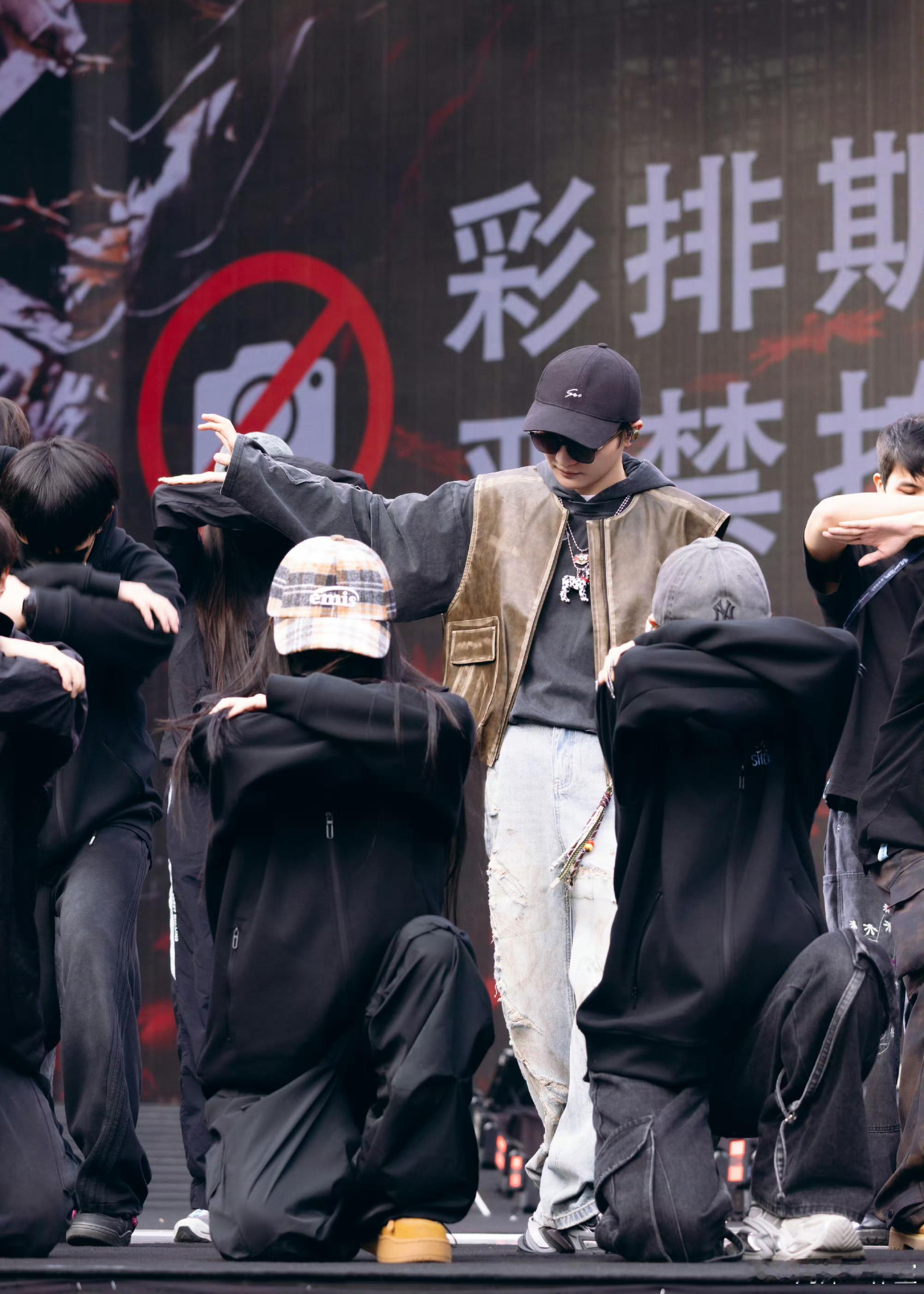 没想到周深竟在舞台上打造出治愈牧场，灵动的歌声搭配充满自然气息的舞台布景，仿佛一