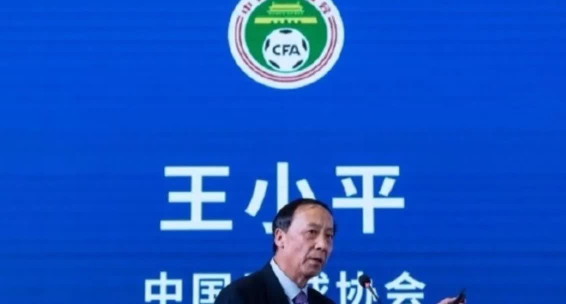 谁给他的胆子？在中国足协受贿案宣判现场，王小平情绪激动，还把被告人席踹翻了！