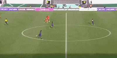 国足3打2的进攻机会，拜合拉木完全没有跑位意识，王钰栋往左路跑，你得往中间靠啊，