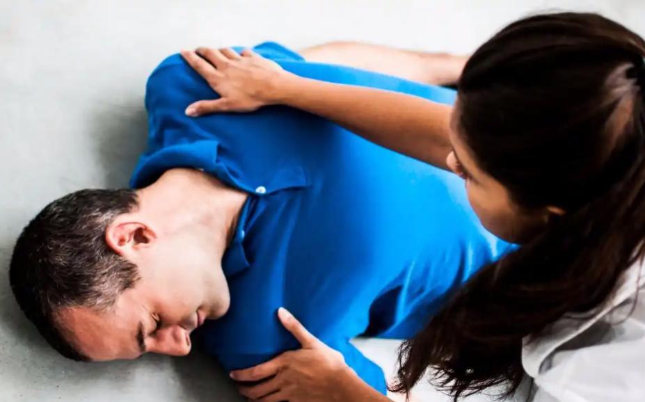 突发脑梗，救援的3分钟别白白浪费！这3个急救措施，一定要学会饭桌上老人突然拿不